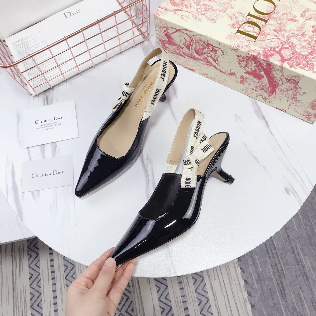 👟👟Ex-factory price 480👟👟 Women's shoes, women's clothing, special material 👟👟Ex-factory price 400👠👠👟👟 👟👟 Dior's popular sandals are new🔥 🔥 The same style of the year's most popular Internet celebrities and celebrities💁 💁. The fabric is imported; calf patent leather (special material), the lining and feet are made of calf leather lining🐑. Original molded heel, heel height 10Cm 6.5cm💘 flat bottom 1.5cm, original molded metal outsole with five-pointed star LOGO mark👟👟. Original bow, 💅 Italian leather outsole. 👄💋 Full set of packaging (clamshell box, cloth bag, card, invoice, one-to-one wrapping paper) 34 40 41 customized